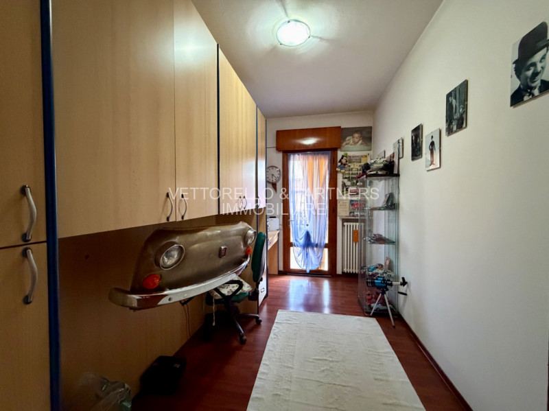 Proponiamo in vendita un ampio e luminoso appartamento situato al primo piano di una palazzina se...
