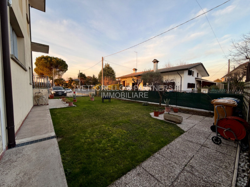 Proponiamo in vendita un ampio e luminoso appartamento situato al primo piano di una palazzina se...
