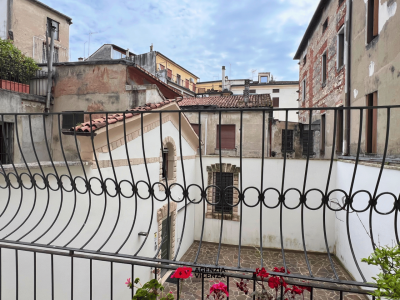 APPARTAMENTO DI PREGIO IN CENTRO A VICENZA, NO ZTL, TRE CAMERE, ASCENSORE, POSTO AUTO E CANTINA -...