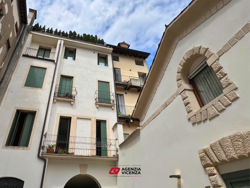 APPARTAMENTO DI PREGIO IN CENTRO A VICENZA, NO ZTL, TRE CAMERE, ASCENSORE, POSTO AUTO E CANTINA -...