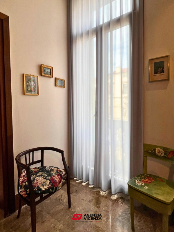 APPARTAMENTO DI PREGIO IN CENTRO A VICENZA, NO ZTL, TRE CAMERE, ASCENSORE, POSTO AUTO E CANTINA -...