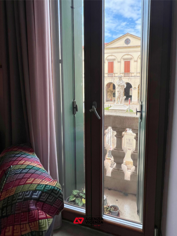 APPARTAMENTO DI PREGIO IN CENTRO A VICENZA, NO ZTL, TRE CAMERE, ASCENSORE, POSTO AUTO E CANTINA -...