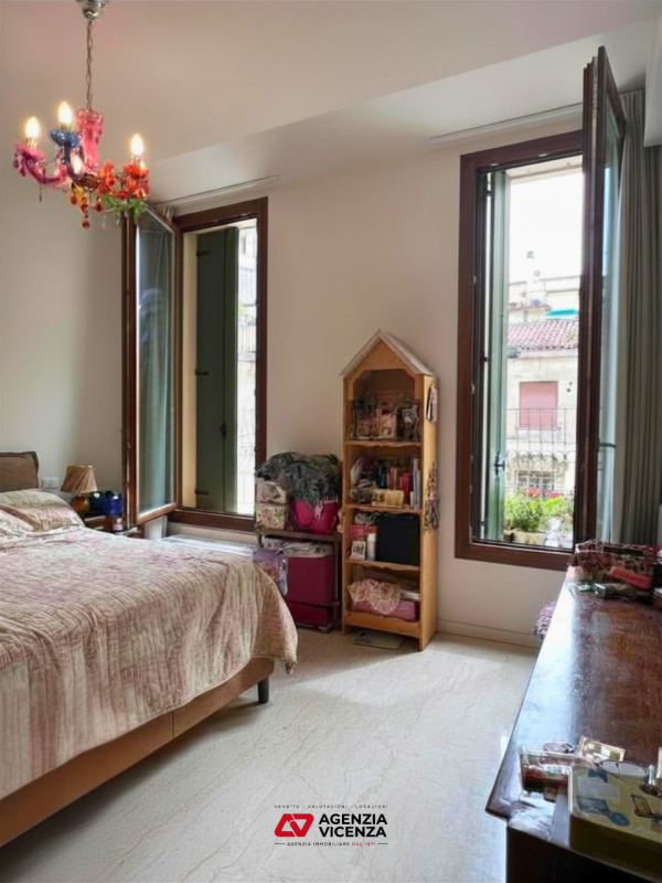 APPARTAMENTO DI PREGIO IN CENTRO A VICENZA, NO ZTL, TRE CAMERE, ASCENSORE, POSTO AUTO E CANTINA -...