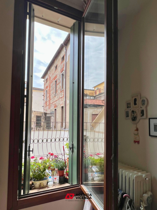 APPARTAMENTO DI PREGIO IN CENTRO A VICENZA, NO ZTL, TRE CAMERE, ASCENSORE, POSTO AUTO E CANTINA -...