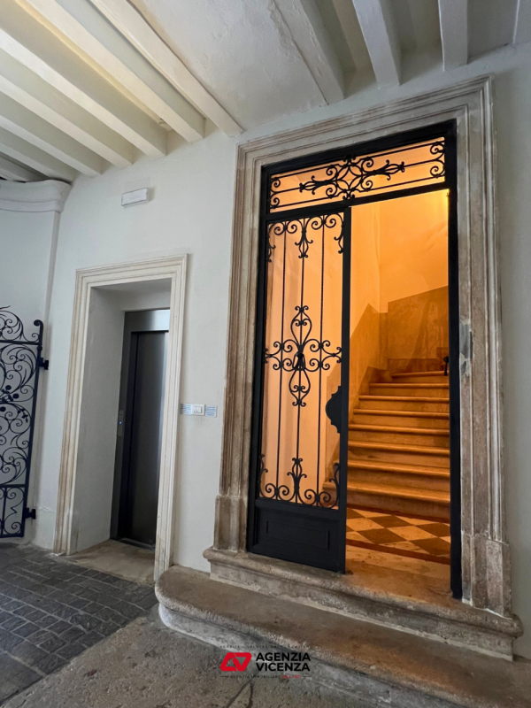 APPARTAMENTO DI PREGIO IN CENTRO A VICENZA, NO ZTL, TRE CAMERE, ASCENSORE, POSTO AUTO E CANTINA -...