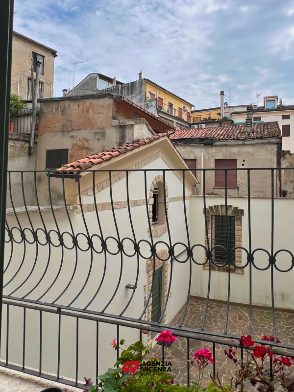 APPARTAMENTO DI PREGIO IN CENTRO A VICENZA, NO ZTL, TRE CAMERE, ASCENSORE, POSTO AUTO E CANTINA -...