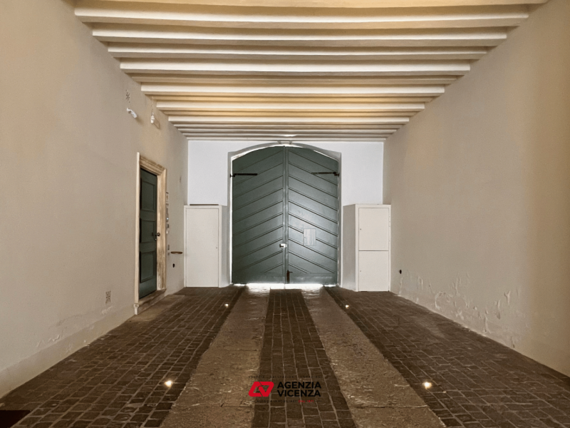 APPARTAMENTO DI PREGIO IN CENTRO A VICENZA, NO ZTL, TRE CAMERE, ASCENSORE, POSTO AUTO E CANTINA -...