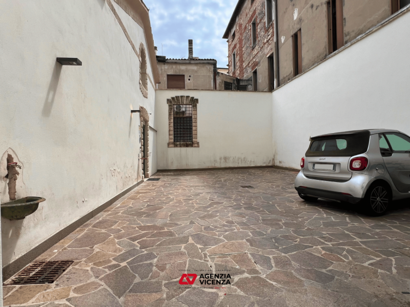 APPARTAMENTO DI PREGIO IN CENTRO A VICENZA, NO ZTL, TRE CAMERE, ASCENSORE, POSTO AUTO E CANTINA -...