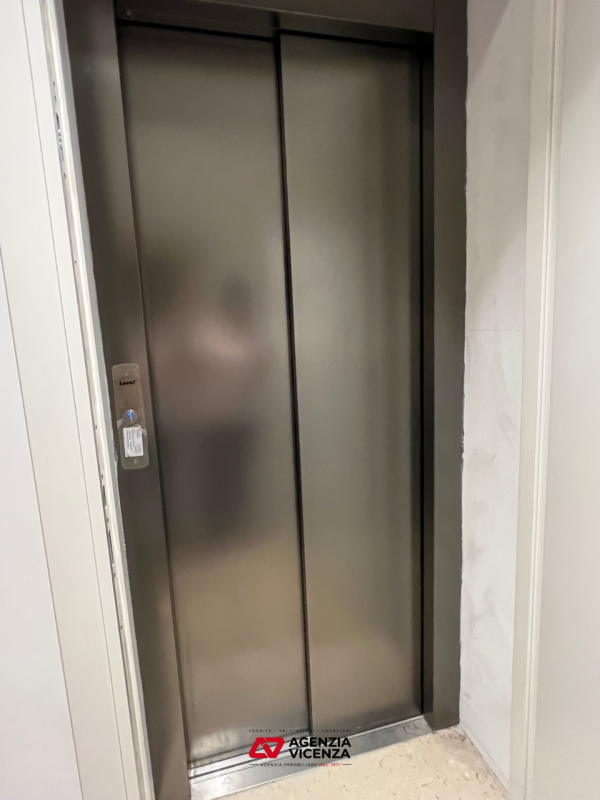 APPARTAMENTO DI PREGIO IN CENTRO A VICENZA, NO ZTL, TRE CAMERE, ASCENSORE, POSTO AUTO E CANTINA -...