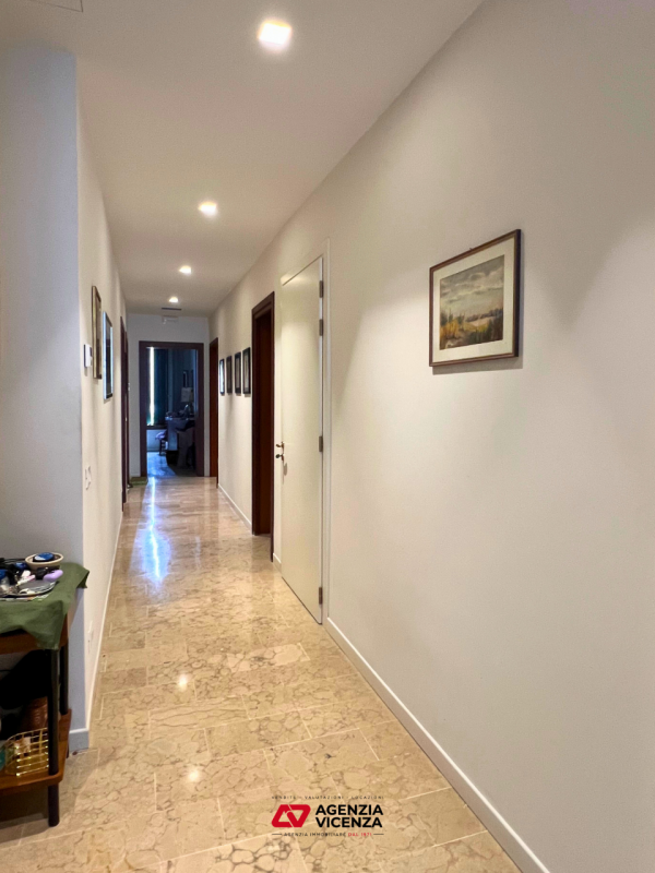 APPARTAMENTO DI PREGIO IN CENTRO A VICENZA, NO ZTL, TRE CAMERE, ASCENSORE, POSTO AUTO E CANTINA -...