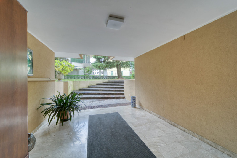 Riferimento per l'Agenzia VR1020 PADOVA Zona Ponte di Brenta. Proponiamo in vendita un elegante e...