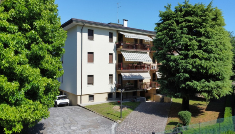 Riferimento per l'Agenzia VR1020 PADOVA Zona Ponte di Brenta. Proponiamo in vendita un elegante e...