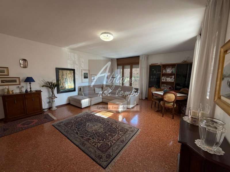 CITTADELLA (PD)

Proponiamo in esclusiva una splendida bifamiliare ideale per la famiglia, dispos...
