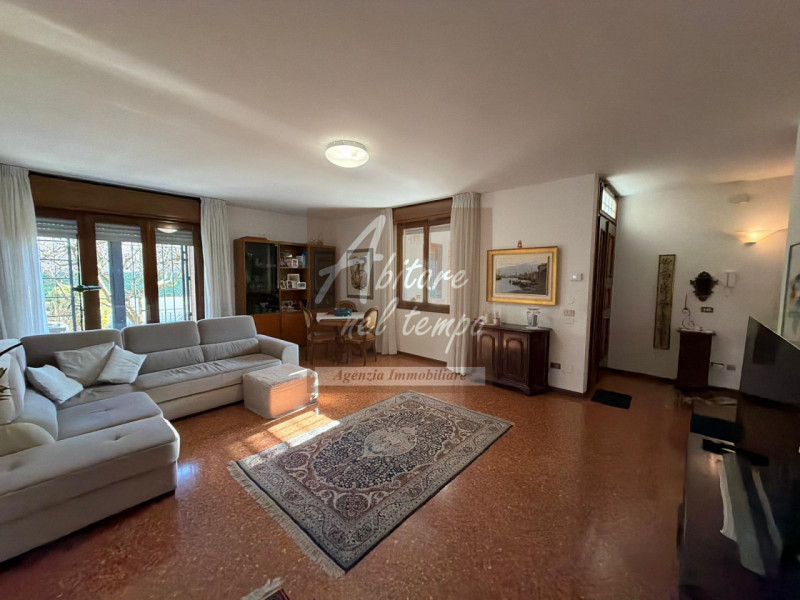 CITTADELLA (PD)

Proponiamo in esclusiva una splendida bifamiliare ideale per la famiglia, dispos...