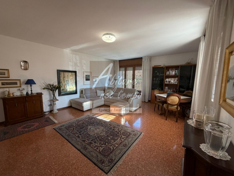 CITTADELLA (PD)

Proponiamo in esclusiva una splendida bifamiliare ideale per la famiglia, dispos...