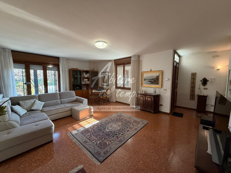 CITTADELLA (PD)

Proponiamo in esclusiva una splendida bifamiliare ideale per la famiglia, dispos...