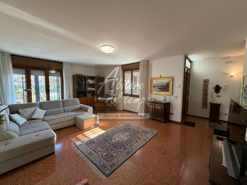 CITTADELLA (PD)

Proponiamo in esclusiva una splendida bifamiliare ideale per la famiglia, dispos...