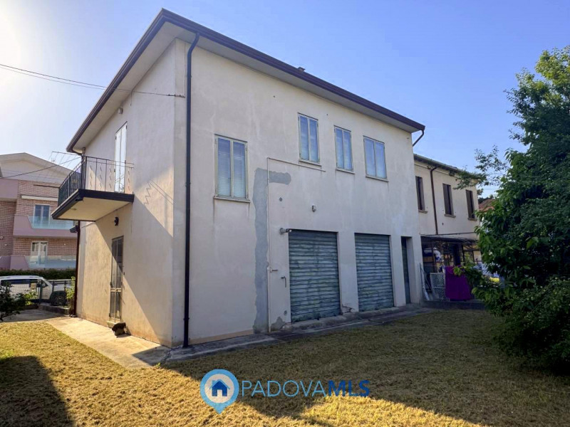Immobile in esclusiva al Gruppo Padova MLS

Interessante casa accostata con tre lati libera dispo...