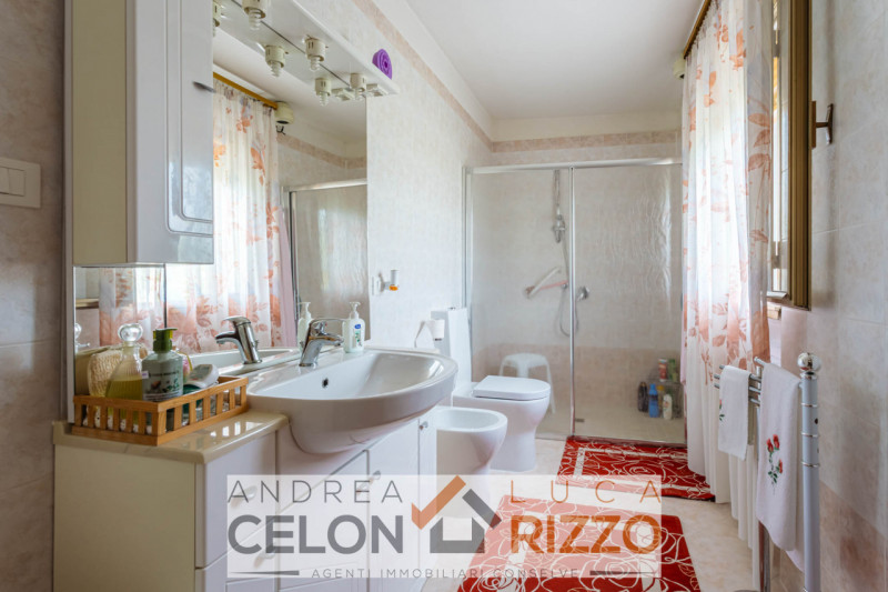 Situata nella pittoresca zona Cà Matte di Anguillara Veneta, proponiamo in vendita una splendida ...