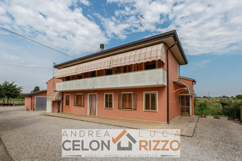 Situata nella pittoresca zona Cà Matte di Anguillara Veneta, proponiamo in vendita una splendida ...