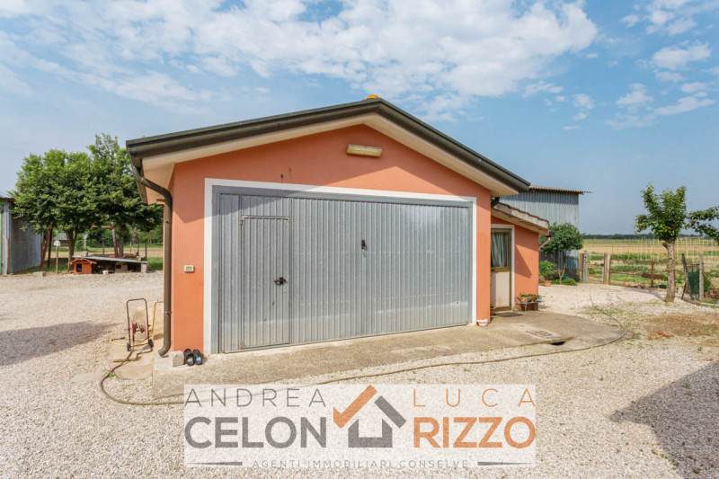 Situata nella pittoresca zona Cà Matte di Anguillara Veneta, proponiamo in vendita una splendida ...