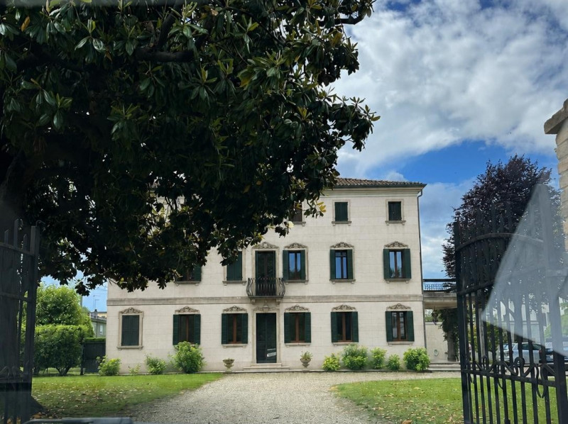 Mira, fronte naviglio, su villa storica con parco piantumato proponiamo appartamento al piano nob...