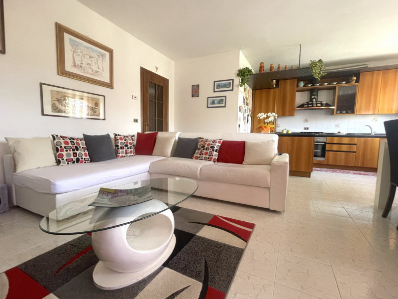 In centro paese, appartamento al primo ed ultimo piano con ingresso indipendente accessibile da s...
