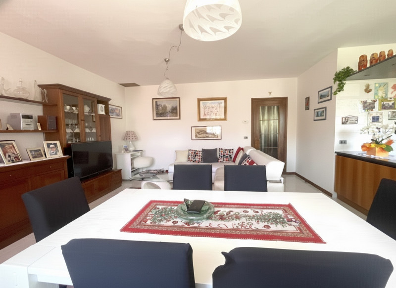 In centro paese, appartamento al primo ed ultimo piano con ingresso indipendente accessibile da s...
