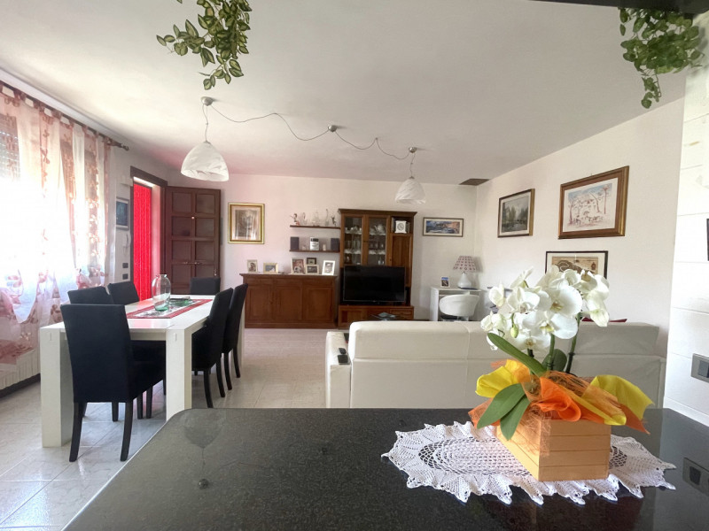 In centro paese, appartamento al primo ed ultimo piano con ingresso indipendente accessibile da s...
