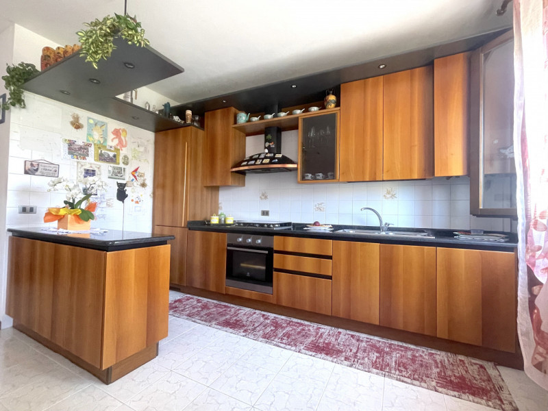 In centro paese, appartamento al primo ed ultimo piano con ingresso indipendente accessibile da s...