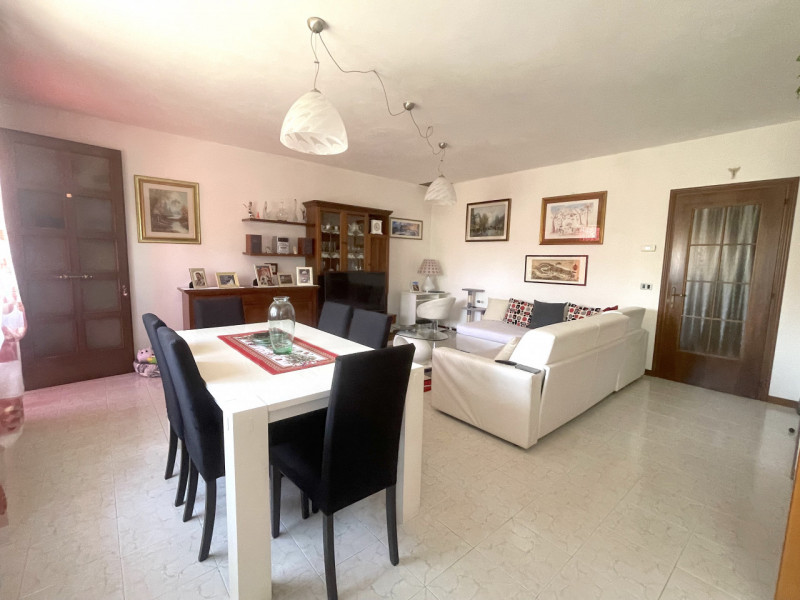 In centro paese, appartamento al primo ed ultimo piano con ingresso indipendente accessibile da s...