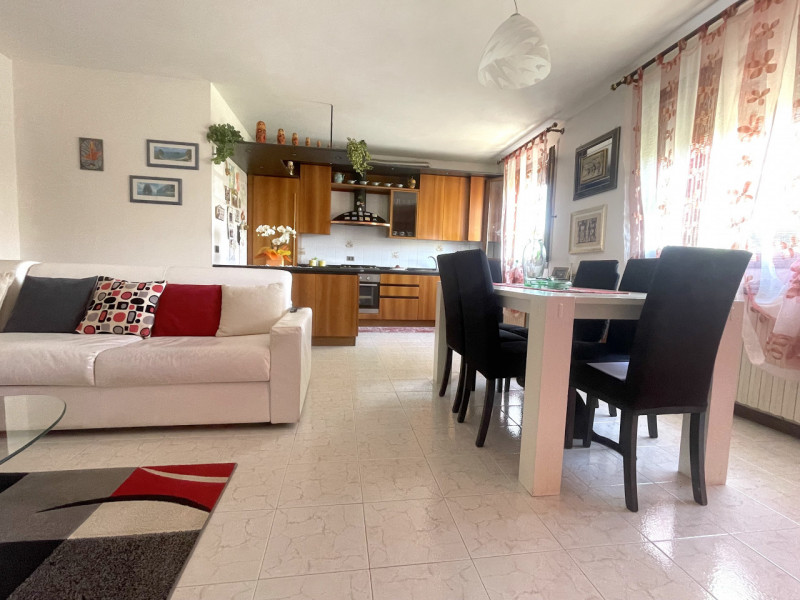 In centro paese, appartamento al primo ed ultimo piano con ingresso indipendente accessibile da s...
