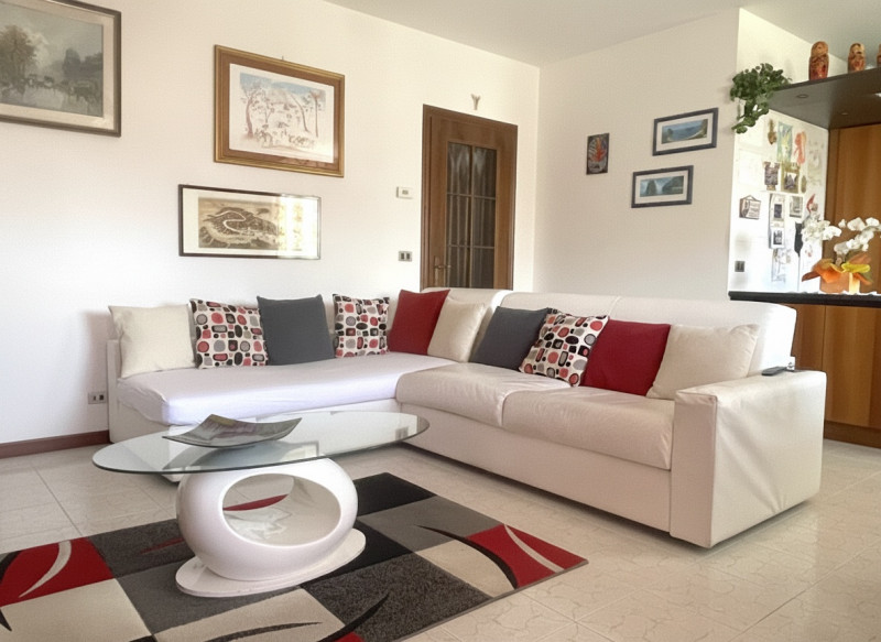 In centro paese, appartamento al primo ed ultimo piano con ingresso indipendente accessibile da s...