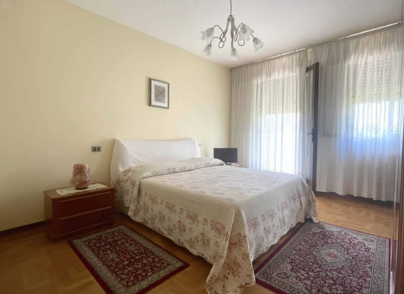 In centro paese, appartamento al primo ed ultimo piano con ingresso indipendente accessibile da s...