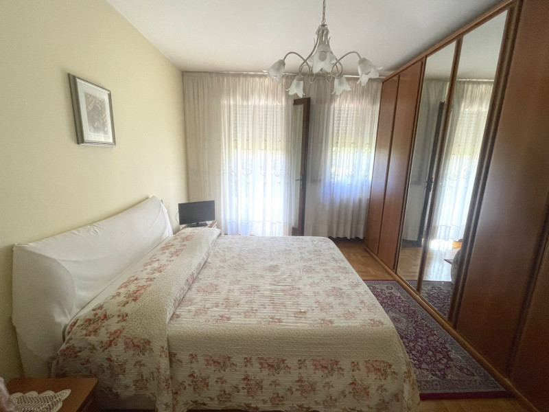 In centro paese, appartamento al primo ed ultimo piano con ingresso indipendente accessibile da s...