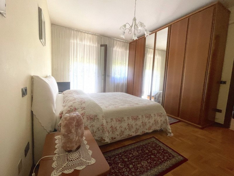 In centro paese, appartamento al primo ed ultimo piano con ingresso indipendente accessibile da s...