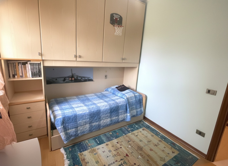 In centro paese, appartamento al primo ed ultimo piano con ingresso indipendente accessibile da s...