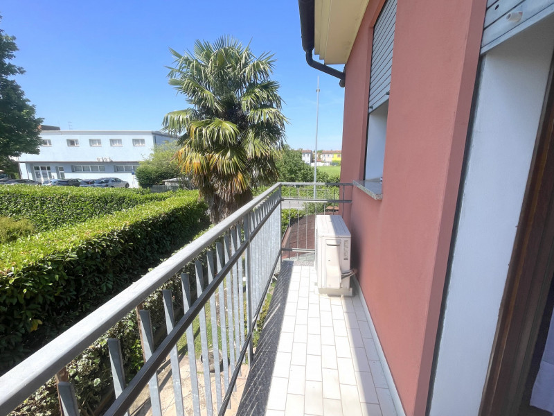 In centro paese, appartamento al primo ed ultimo piano con ingresso indipendente accessibile da s...