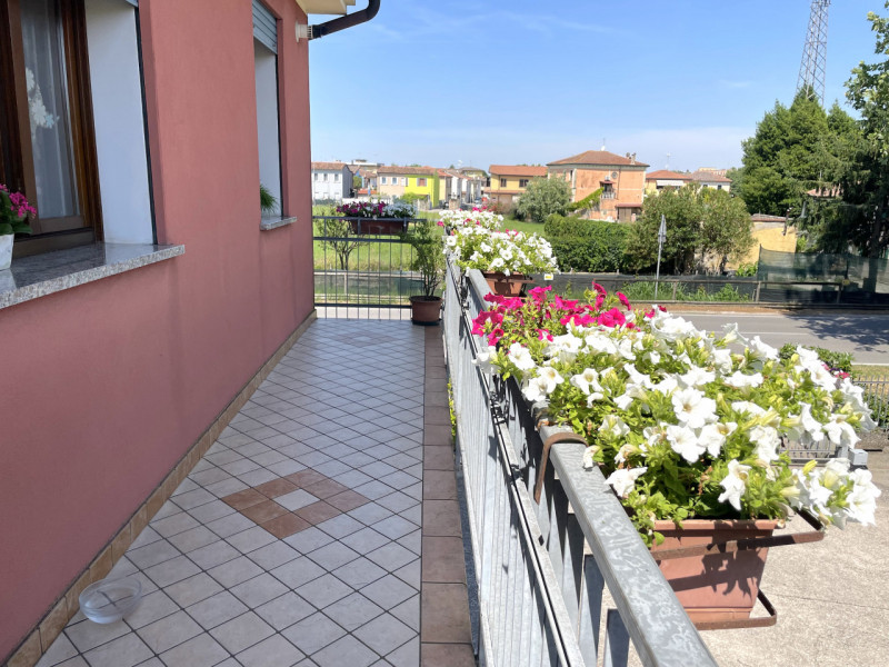 In centro paese, appartamento al primo ed ultimo piano con ingresso indipendente accessibile da s...