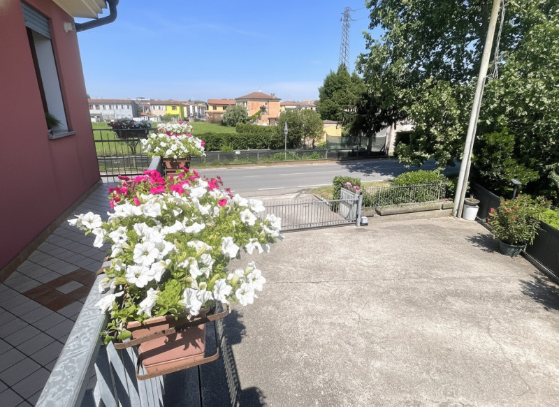 In centro paese, appartamento al primo ed ultimo piano con ingresso indipendente accessibile da s...