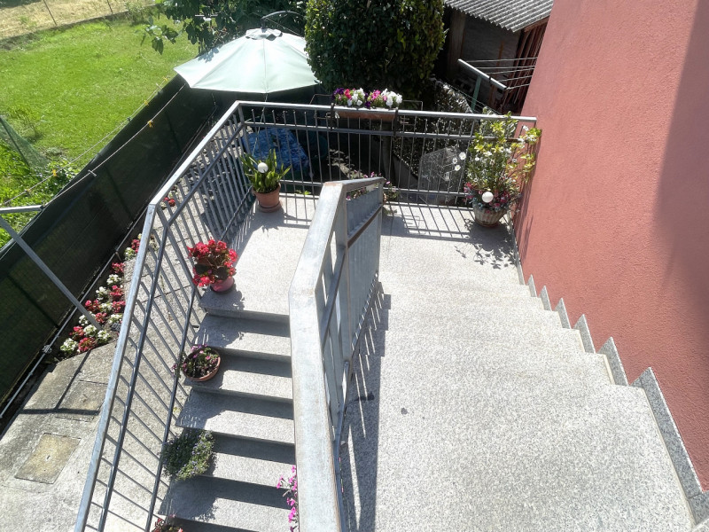 In centro paese, appartamento al primo ed ultimo piano con ingresso indipendente accessibile da s...