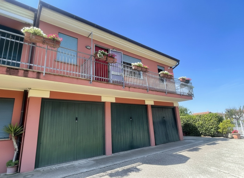 In centro paese, appartamento al primo ed ultimo piano con ingresso indipendente accessibile da s...