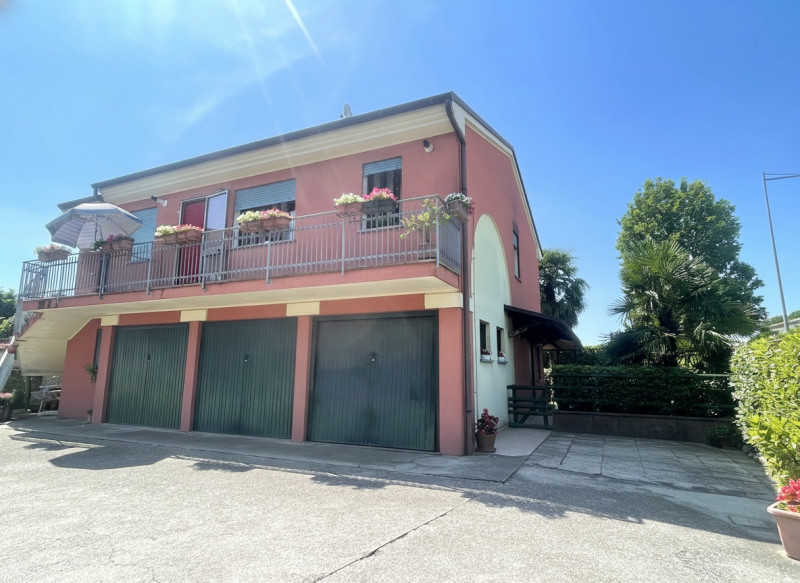 In centro paese, appartamento al primo ed ultimo piano con ingresso indipendente accessibile da s...