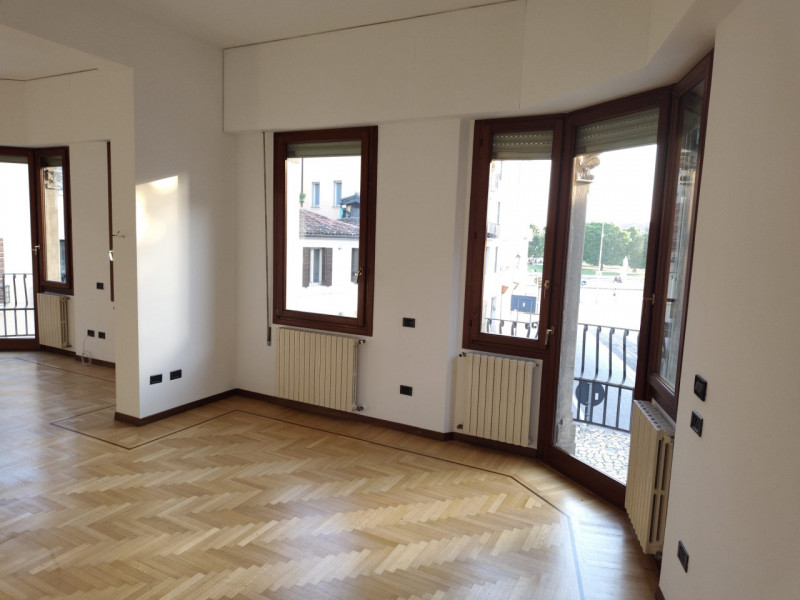 Padova, zona Santo: in locazione si propone appartamento su palazzina signorile di sole tre unità...