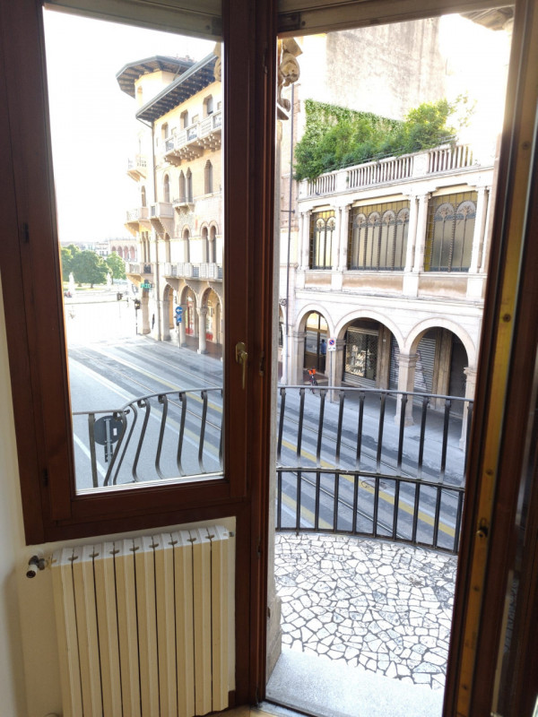 Padova, zona Santo: in locazione si propone appartamento su palazzina signorile di sole tre unità...