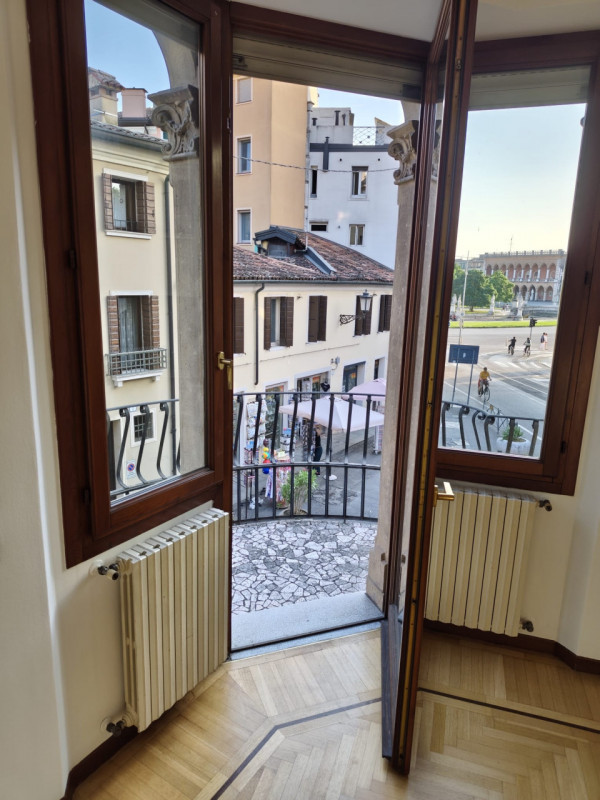 Padova, zona Santo: in locazione si propone appartamento su palazzina signorile di sole tre unità...