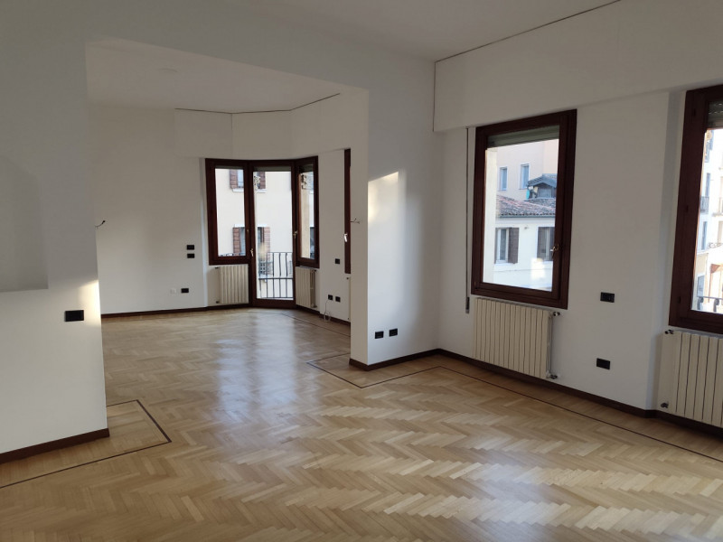 Padova, zona Santo: in locazione si propone appartamento su palazzina signorile di sole tre unità...