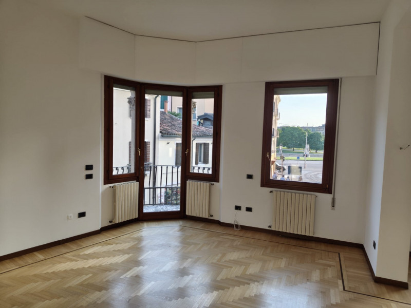 Padova, zona Santo: in locazione si propone appartamento su palazzina signorile di sole tre unità...