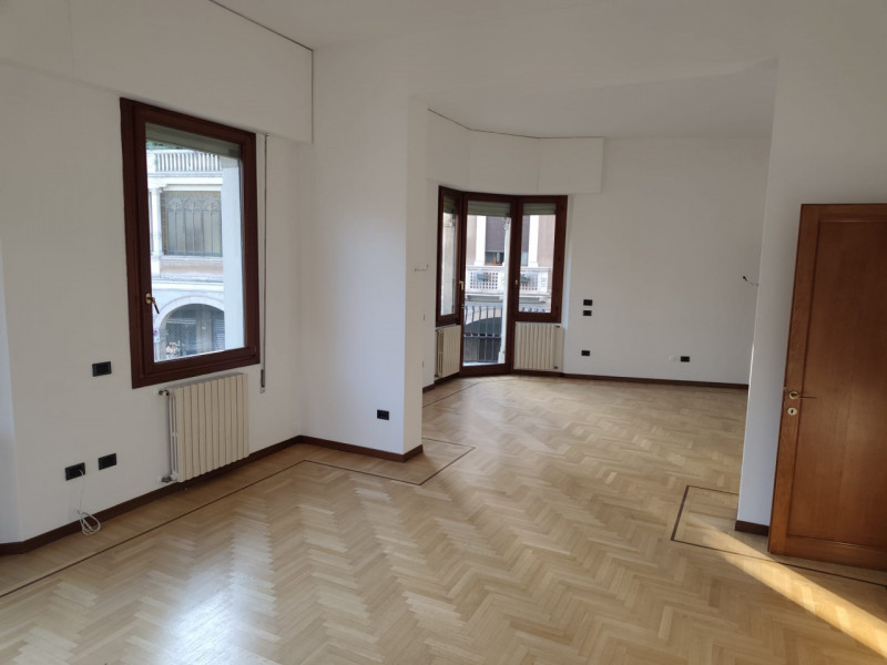 Padova, zona Santo: in locazione si propone appartamento su palazzina signorile di sole tre unità...