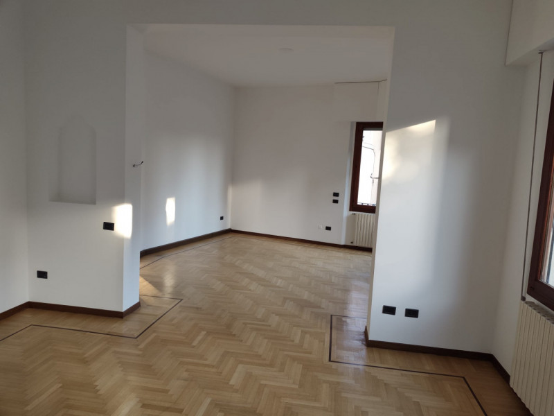 Padova, zona Santo: in locazione si propone appartamento su palazzina signorile di sole tre unità...